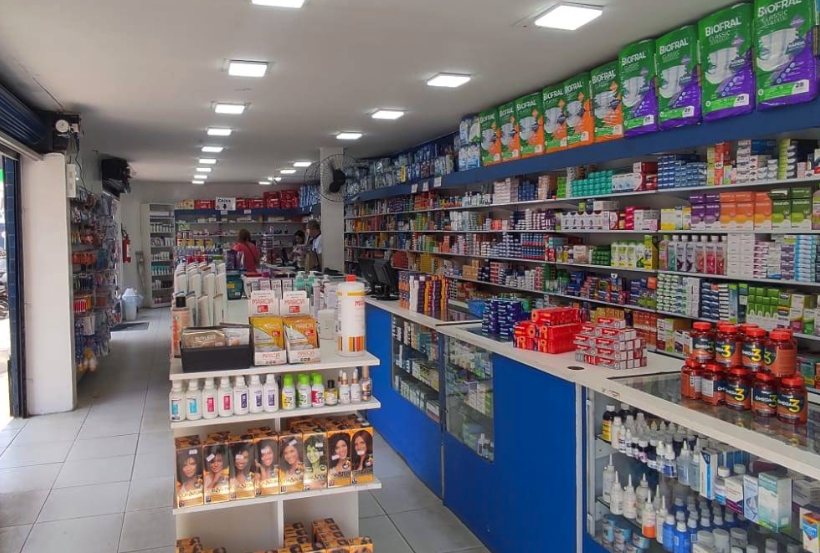 Farmacêutica atendendo cliente com atenção e cuidado
