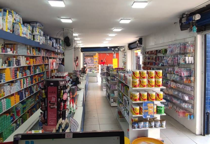 Corredor com ampla variedade de produtos de saúde e bem-estar