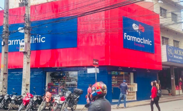Interior espaçoso e organizado da Drogaria Farmaclinic